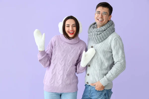 Glückliches Junges Paar Warmen Pullovern Auf Farbigem Hintergrund — Stockfoto