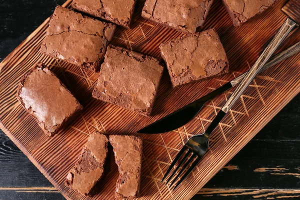 Tablero Madera Con Trozos Sabroso Brownie Chocolate Mesa — Foto de Stock