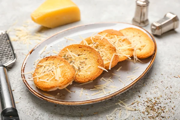 Plate Tasty Croutons Cheese Grey Background — Stock Photo, Image