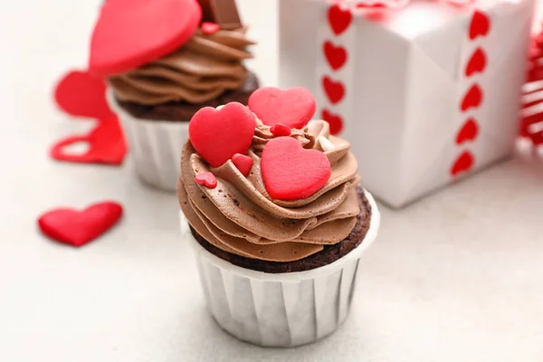 Sabrosos Cupcakes Chocolate Para Día San Valentín Sobre Fondo Blanco — Foto de Stock