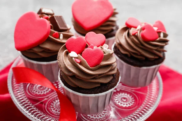 Stand Met Lekkere Chocolade Cupcake Voor Valentijnsdag Tafel — Stockfoto
