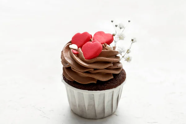 白い背景にバレンタインデーのためのおいしいチョコレートカップケーキ — ストック写真