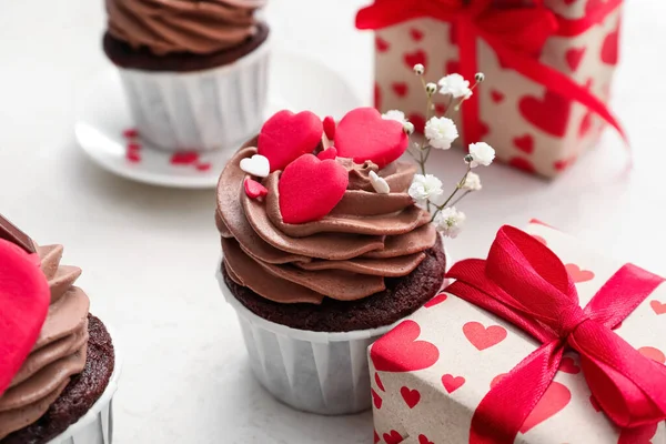 Lekkere Chocolade Cupcakes Met Geschenkdozen Voor Valentijnsdag Witte Achtergrond — Stockfoto