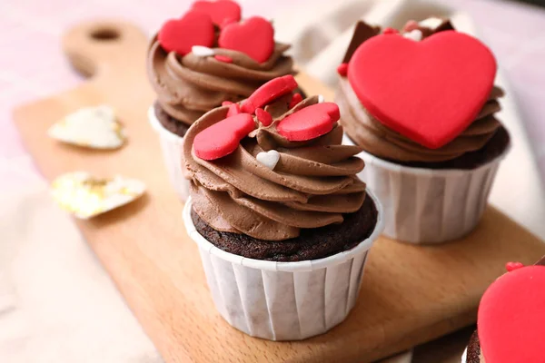 Wooden Board Tasty Chocolate Cupcakes Valentine Day Table — Stockfoto