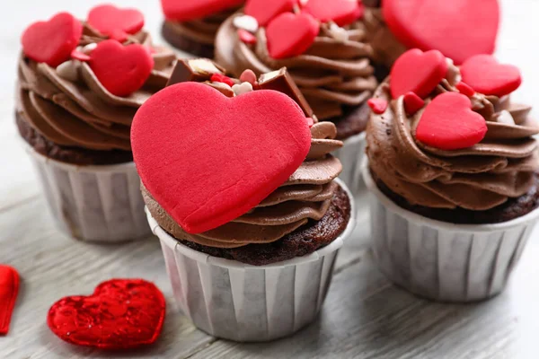 Sabrosos Cupcakes Chocolate Para Día San Valentín Mesa Primer Plano — Foto de Stock