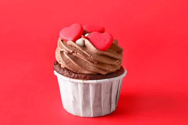 赤い背景でバレンタインデーのためのおいしいチョコレートカップケーキ — ストック写真