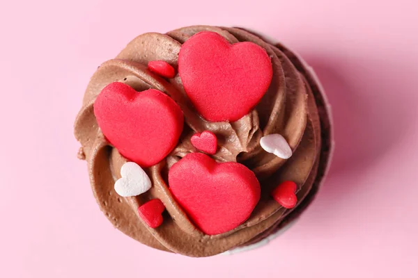 ピンクの背景にバレンタインデーのためのおいしいチョコレートカップケーキ — ストック写真