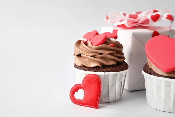 Tasty Chocolate Cupcakes Gift Box Valentine Day Light Background — Stock fotografie