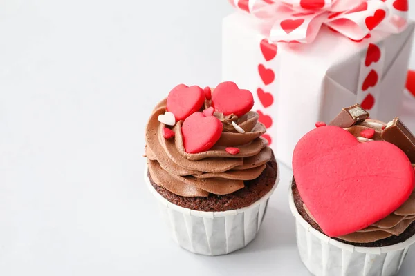 Tasty Chocolate Cupcakes Gift Box Valentine Day Light Background — Stock Photo, Image
