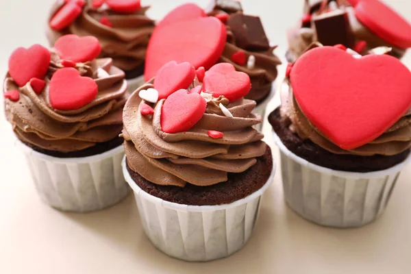Sabrosos Cupcakes Chocolate Para Día San Valentín Sobre Fondo Beige — Foto de Stock