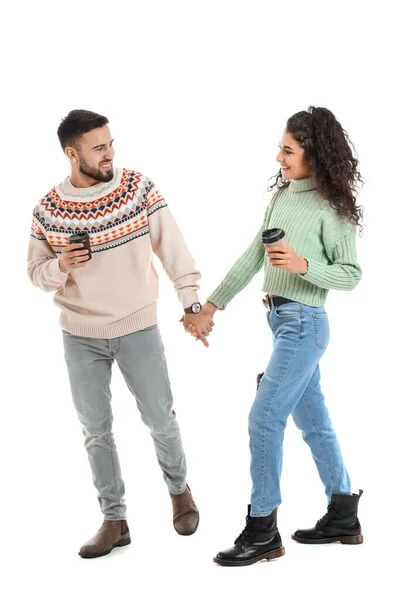 Feliz Pareja Joven Suéteres Cálidos Con Café Sobre Fondo Blanco — Foto de Stock