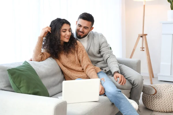 Happy Young Couple Laptop Sitting Sofa Home — Stock Fotó
