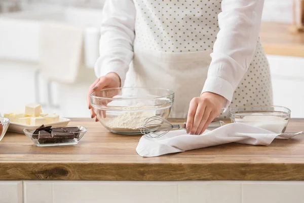 Vrouw Bereiden Chocolade Brownie Aan Keukentafel Closeup — Stockfoto