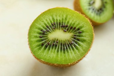Açık arkaplanda taze kesilmiş kivi, yakın plan