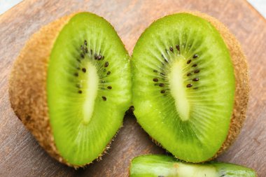 Taze kesilmiş kivi masada, yakın plan.