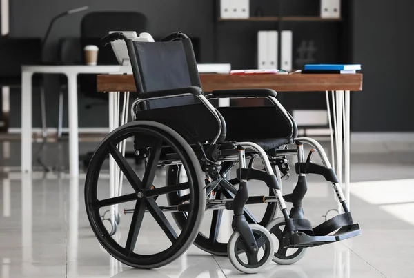 Пустое Инвалидное Кресло Современном Офисе — стоковое фото