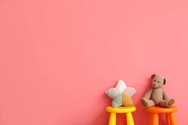 Taburetes Para Niños Con Juguetes Lindos Sobre Fondo Color — Foto de Stock