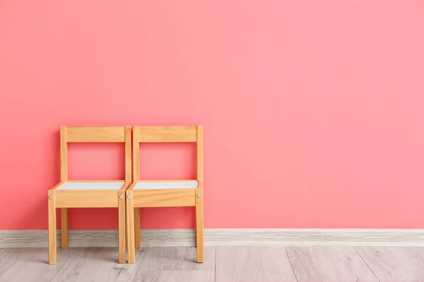 Wooden Child Chairs Color Wall — ストック写真