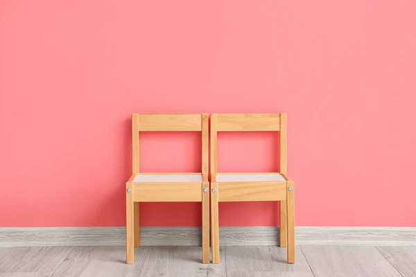 Wooden Child Chairs Color Wall — ストック写真
