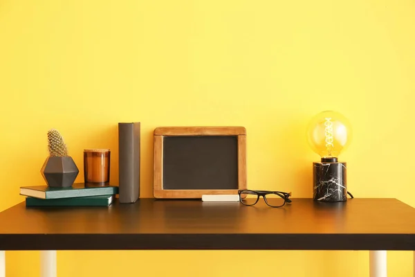 Lugar Trabajo Con Tablero Madera Libros Lámpara Cerca Pared Color —  Fotos de Stock