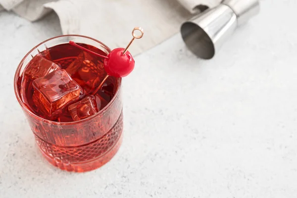 Bicchiere Cocktail Manhattan Ghiacciato Sfondo Chiaro Primo Piano — Foto Stock
