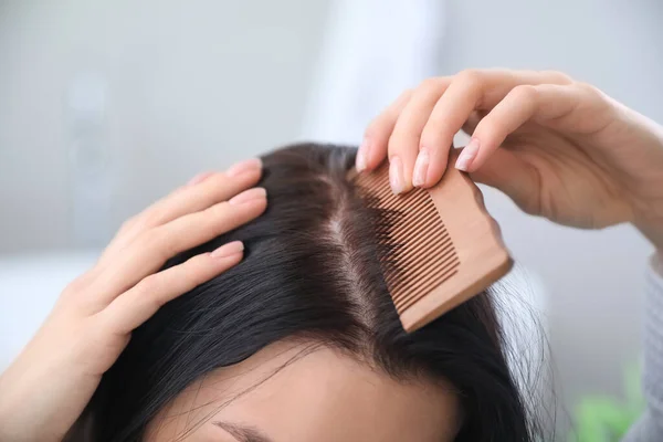 Mañana Mujer Joven Peinando Pelo Casa — Foto de Stock