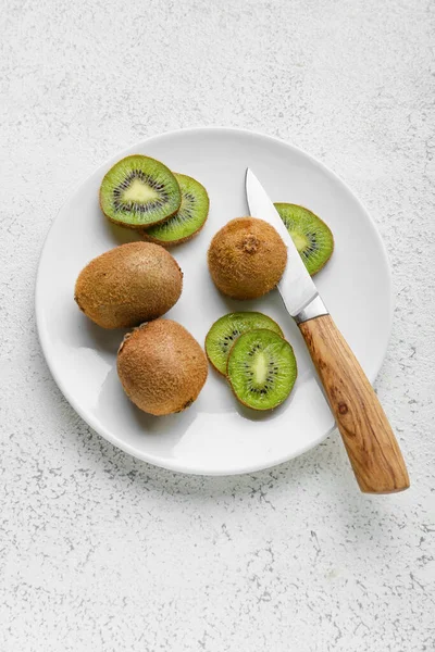 Plate Fresh Cut Kiwi Light Background — Stock Photo, Image