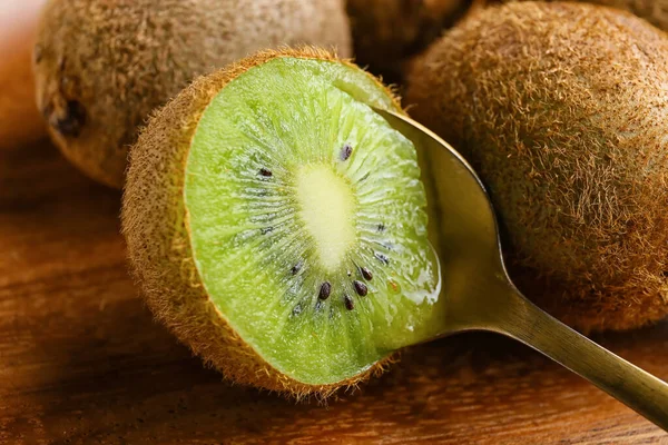 Fresh Cut Kiwi Table Closeup — Stock Photo, Image