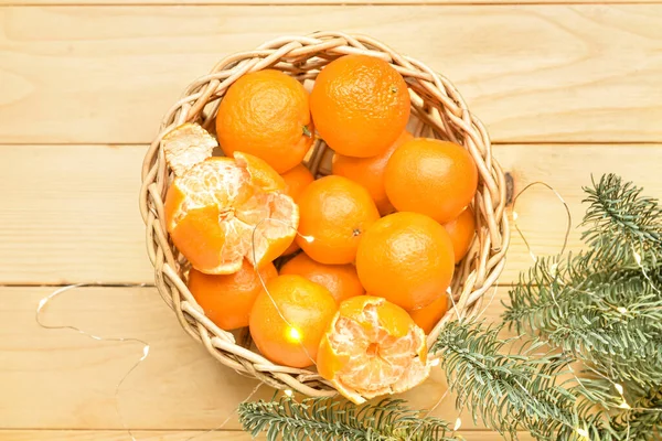 Bol Osier Avec Savoureuses Mandarines Lumières Noël Branches Sapin Sur — Photo