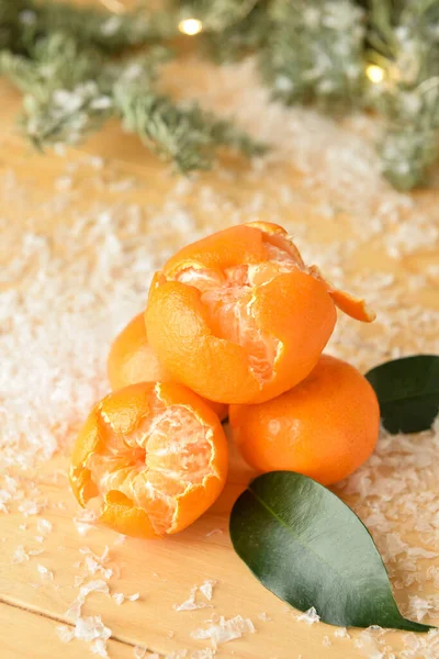 Chutné Mandarinky Sníh Dřevěném Pozadí — Stock fotografie