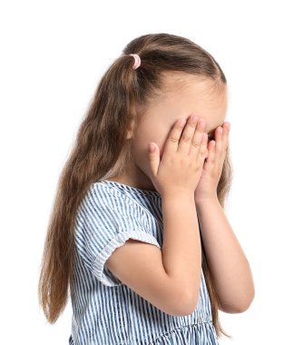 Beyaz arka planda üzgün küçük bir kızın portresi