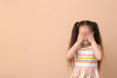 Bej arka planda ağlayan küçük kız