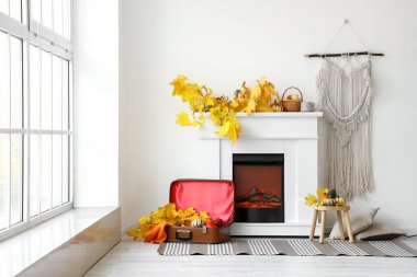 Modern şömineli ve sarı yapraklı aydınlatma odasının içi.