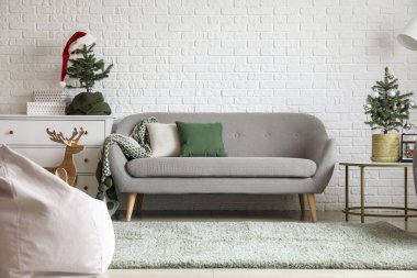 Güzel Noel ağaçlarıyla aydınlık oturma odasının içi