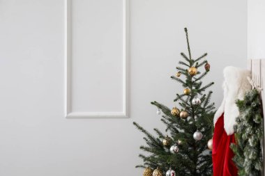 Noel ağacı ve askı Noel Baba kostümü ışık koridorunda