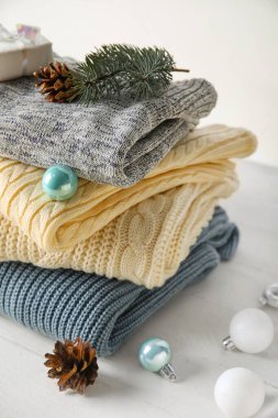 Şık bebek kazakları ve arka planda Noel süveteri, yakın plan.