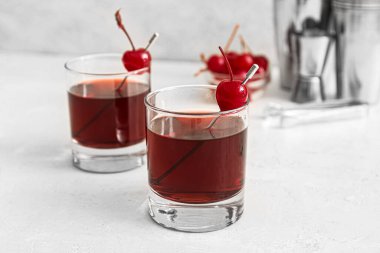 Hafif arka planda lezzetli Manhattan kokteylleri, yakın plan.