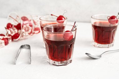 Hafif arka planda Manhattan kokteyli.