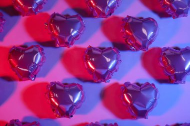 Kalp şeklinde hava balonları, sevgililer günü için arka planda.