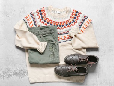 Gri arkaplanda erkek giysileri, ayakkabılar ve gözlük