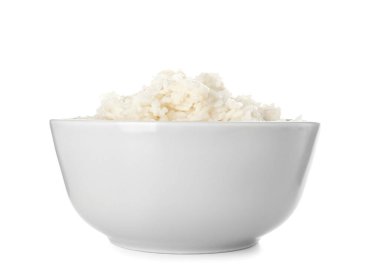 Beyaz arka planda lezzetli haşlanmış pirinç kasesi.