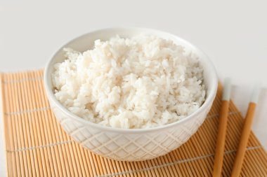 Hafif arka planda kaynamış pirinçli kase, yakın plan.