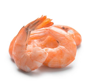 Beyaz arkaplanda lezzetli haşlanmış karides kuyrukları