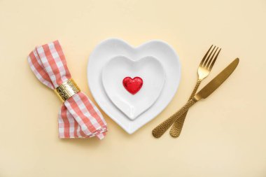 Sarı arkaplanda Sevgililer Günü için güzel bir masa.