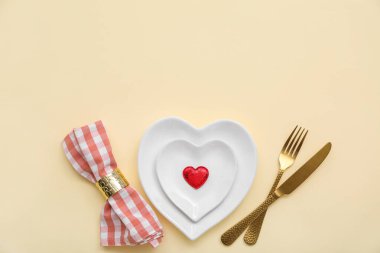 Sarı arkaplanda Sevgililer Günü için güzel bir masa.
