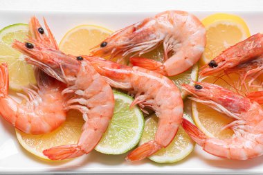 Masada limonlu lezzetli karidesler, yakın plan.