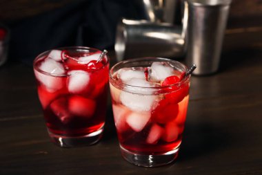 Koyu ahşap arka planda Manhattan kokteyli.