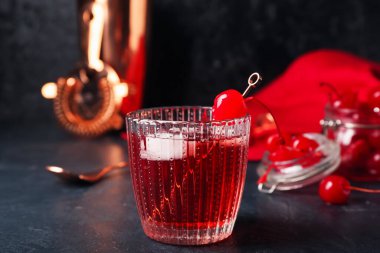 Siyah arka planda bir bardak Manhattan kokteyli.