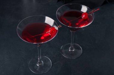 Siyah arka planda Manhattan kokteyli.