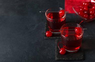 Siyah arka planda Manhattan kokteyli.